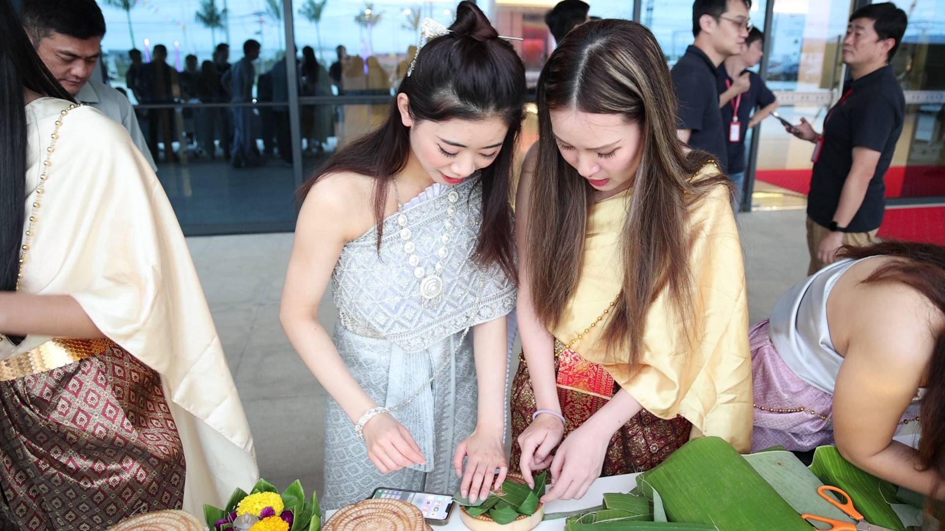 巧手翻飞,把欢乐折进水灯里